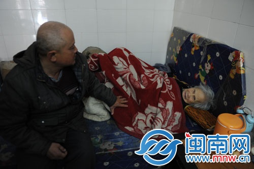 譚長(zhǎng)福的家有點(diǎn)背陰，床沒(méi)有床墊，被子沒(méi)有被套