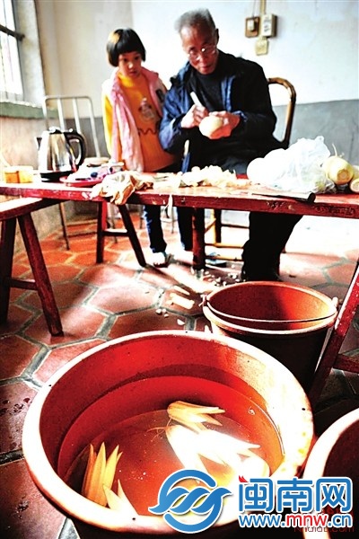 劉老伯手中的刻刀上下翻飛，雕出一朵白色的蘿卜花