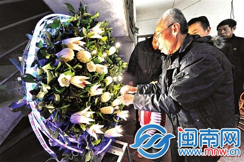 裝好燈泡，牽上燈帶，花燈就做好了