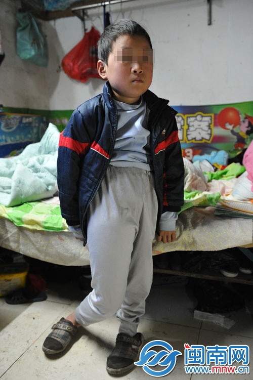 劉鑫扶著床沿，勉強(qiáng)站立