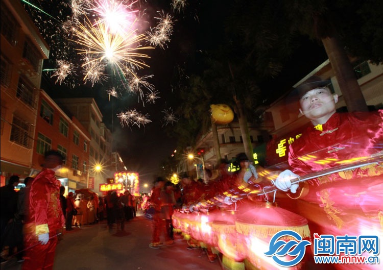 Ȫ�ݰΰΟ��F(xi��n)��(ch��ng)�����(d��ng)��M��������ζ