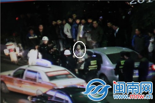 彭某（畫圈處）和警務人員爭吵