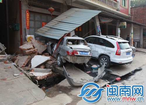 小車（左）撞墻后，殃及停在那的其余車