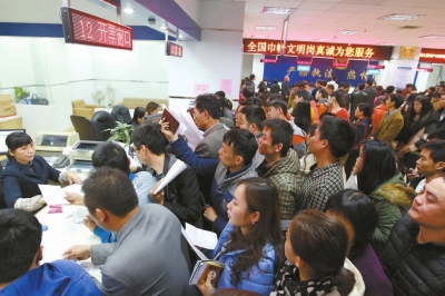 市行政服務(wù)中心迎來辦證高峰