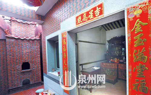 宮僅一間房間大小，內(nèi)奉祀佛像、關(guān)帝爺?shù)龋瑢m內(nèi)側(cè)還