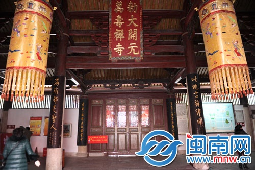 開元寺入門對聯(lián)：此地古稱佛國，滿街都是圣人