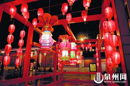 錦繡莊內(nèi)的走廊上張掛著上千盞各式花燈