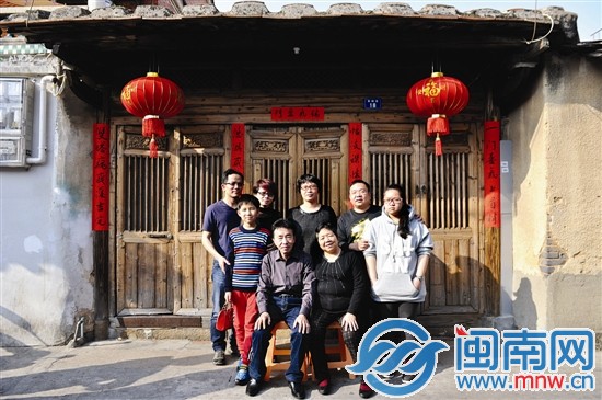 兒女各自帶著自己的小家庭，回西街拍全家福