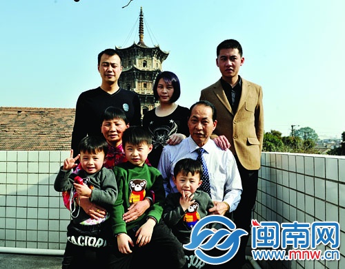 這次拍全家福，陳翠玉和十年前一樣，選擇了東塔為背景