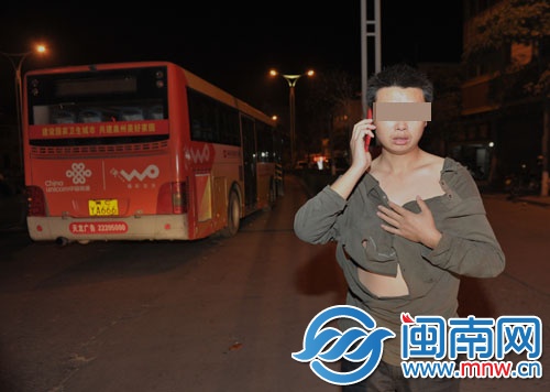 司機(jī)的衣服已無(wú)法蔽體