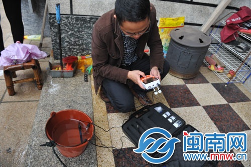 地質(zhì)技術(shù)人員用專業(yè)儀器檢測(cè)井水