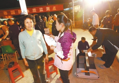 市民在進行身高體重、坐位體前屈等項目測試