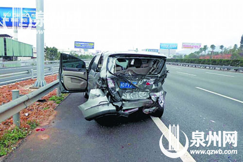 小車被撞到應急車道，尾部凹陷