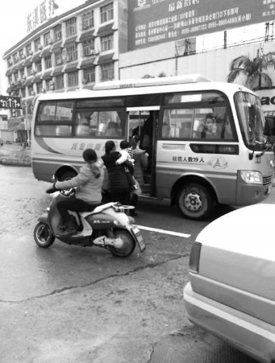 客運(yùn)車(chē)路中隨意停車(chē)攬客