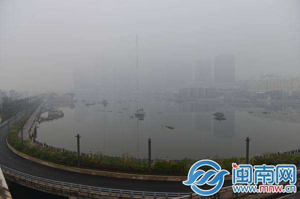 昨日12時24分，豐澤浦西，泉州最高商業(yè)樓迷失霧中