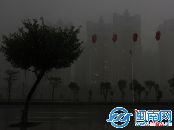 昨日下午3時34分，近乎黑夜，泉州東海一小區(qū)，居民