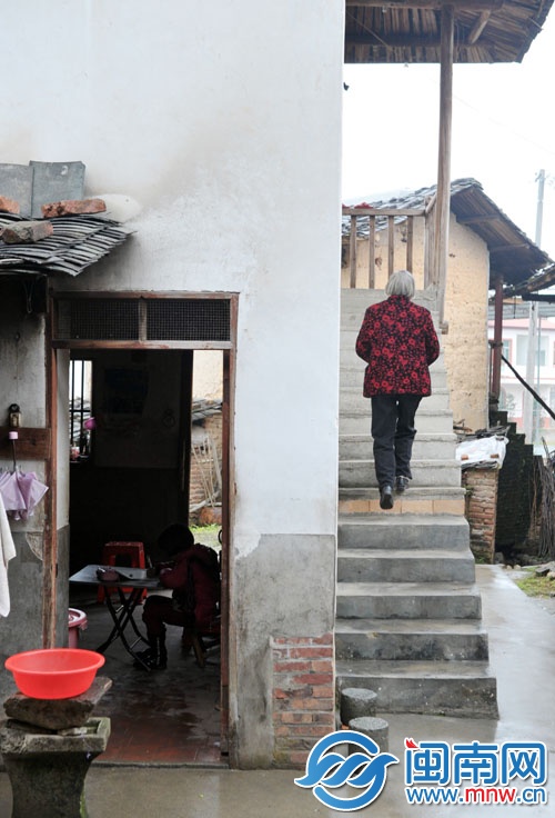 祖孫二人住在彩蓮伯父家的房子里