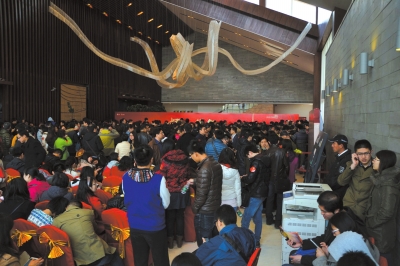 北京一樓盤每平米降價(jià)3000元銷售引千人搶購