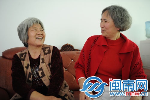 黃阿姨（左）和李阿姨唱起她們年輕時(shí)的歌