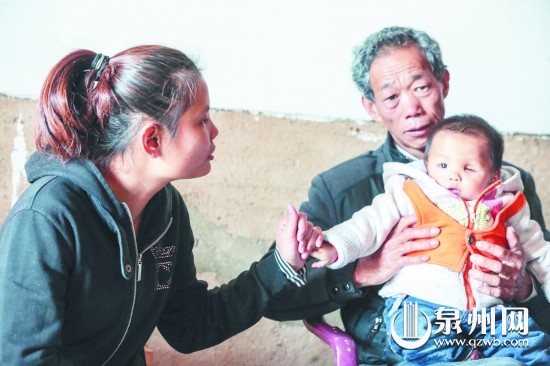 小丹不幸罹患眼癌，左眼球已被摘除。