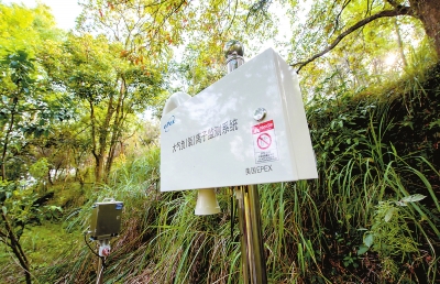設(shè)立在靈應(yīng)寺景區(qū)內(nèi)的大氣負(fù)（氧）離子監(jiān)測(cè)設(shè)備。
