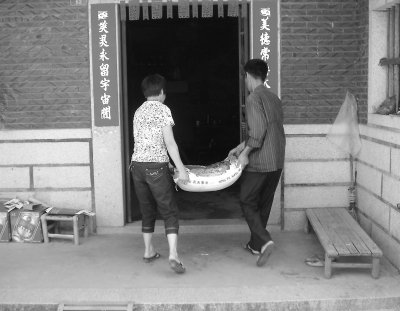 劉小川正在為鼎誠(chéng)村的困難戶送米