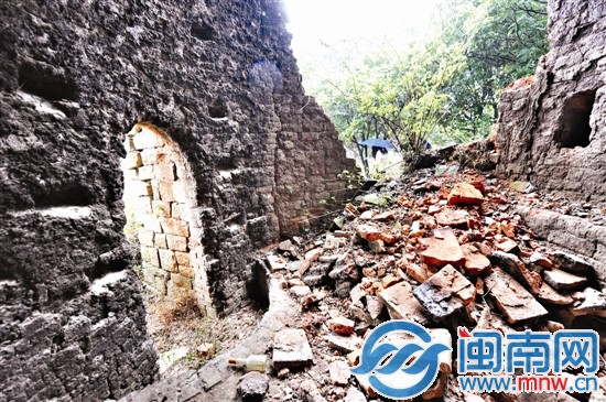 坍塌了一角的古窯遺址