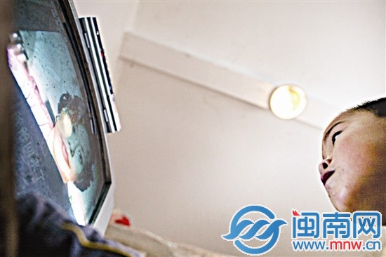 這一刻，冬冬的世界里，只有電視機(jī)里的人