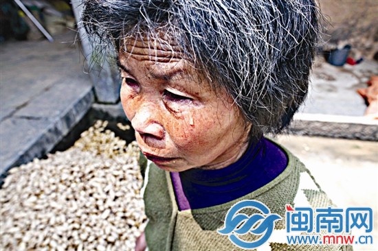 提起家庭的不幸，奶奶淚流滿面