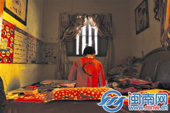 小斌獨自呆在貼滿動物圖鑒的昏暗小屋里，才最安靜