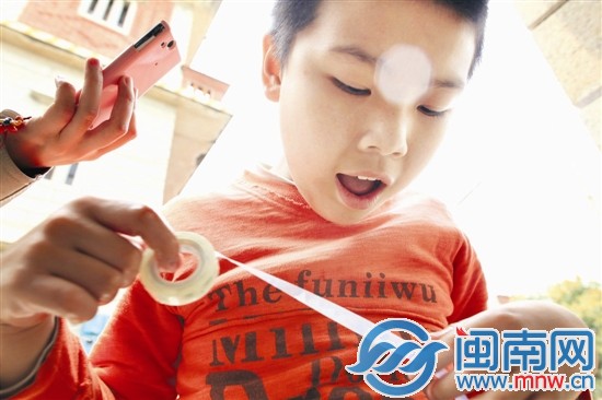 小斌玩著膠帶時(shí)，聽到手機(jī)里的《感恩的心》音樂