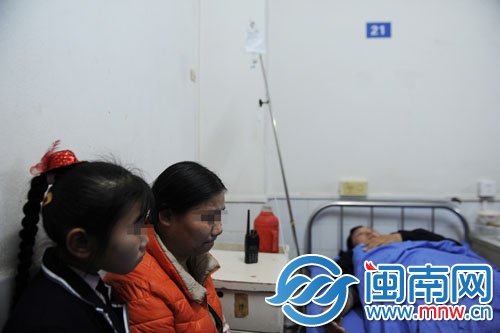 女兒和妻子在醫(yī)院照顧老徐，丈夫被打，妻子很難過(guò)