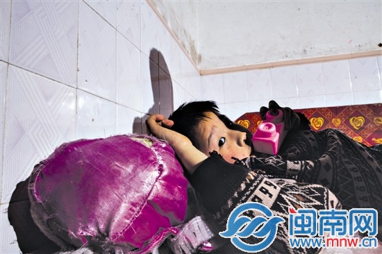 阿寶獨(dú)處房間內(nèi)，只有身下一個破舊的娃娃陪著他