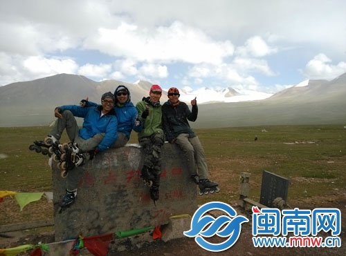 4個(gè)大學(xué)生進(jìn)藏路上合影