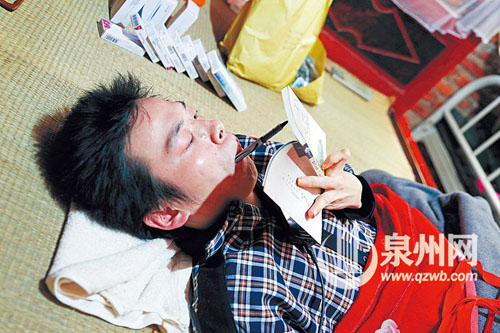 躺久了，蘇祥達(dá)能用嘴寫出一筆好字。
