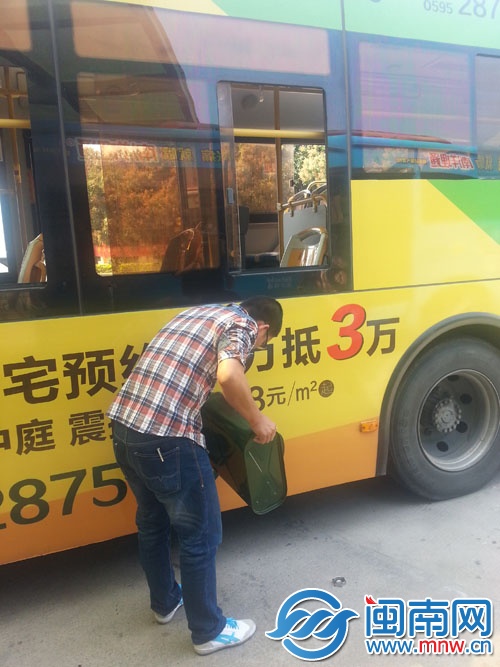 工作人員給公交車(chē)加應(yīng)急油