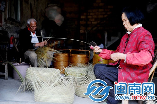 夫唱婦隨，陳阿伯編神籃已經(jīng)58年了