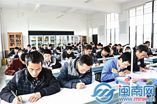 茶農(nóng)和真正的大學(xué)生一樣，上課、考試