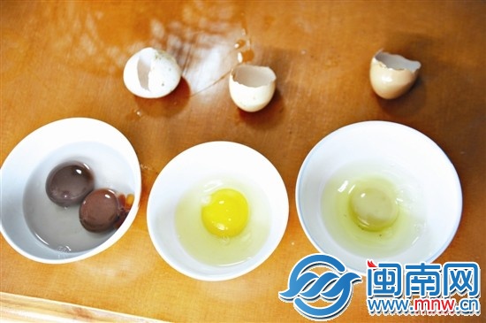 左為變色鴨蛋黃，中為正常雞蛋，右為變色雞蛋黃