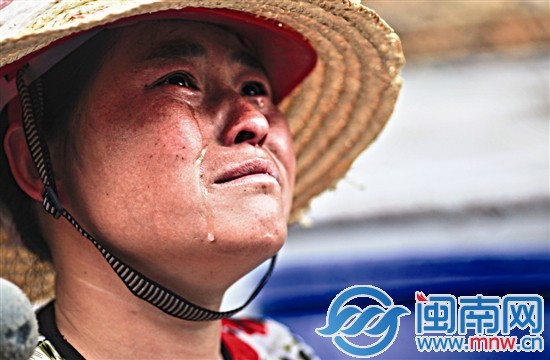 工人陶女士看著火場，留下了兩行眼淚