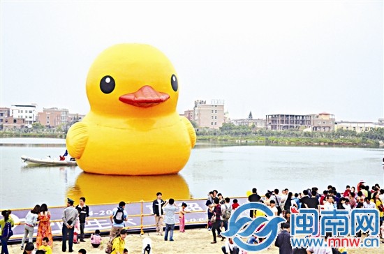 憨態(tài)可掬的大黃鴨，讓參觀的人仿佛回到童年