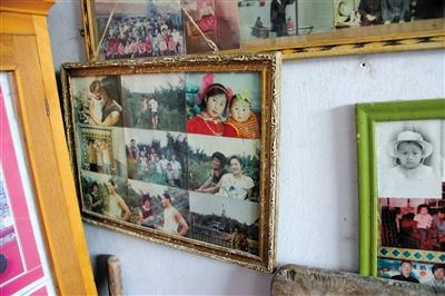 宋吉彬家墻上的舊相框里，宋林妻子(右)早年的照片還