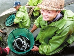 豐收后，村民一臉笑容