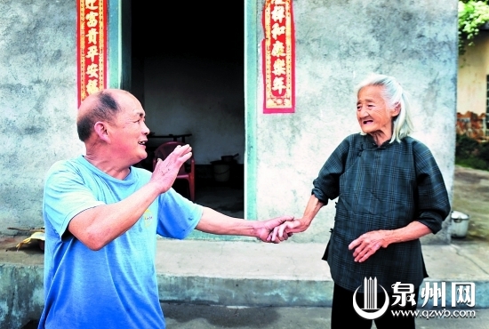 臨別時(shí)，賣煤工劉逸強(qiáng)（左）叮囑陳喜老人注意飲食起
