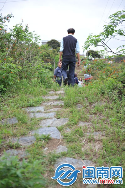沿著該石道步行，便可通往石拱橋