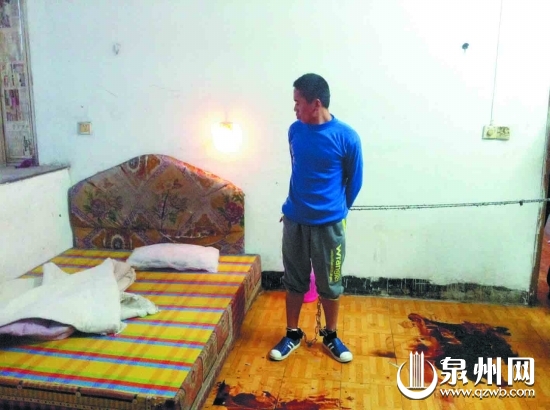嫌疑人萬某指認(rèn)血跡斑斑的現(xiàn)場