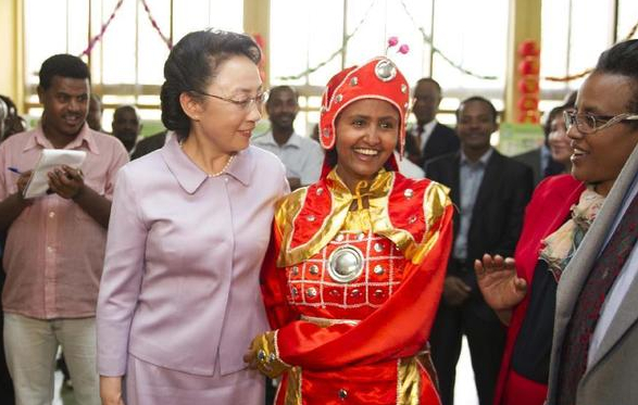 5月5日，李克強夫人程虹在埃塞俄比亞總理夫人的陪同