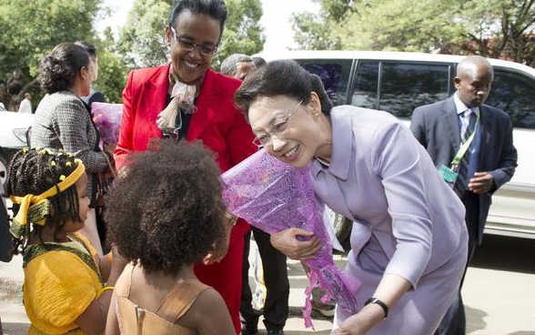5月5日，李克強夫人程虹在埃塞俄比亞總理夫人的陪同