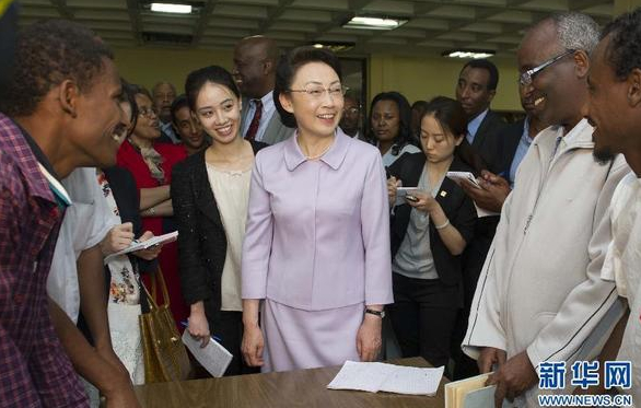 5月5日，李克強夫人程虹在埃塞俄比亞總理夫人的陪同