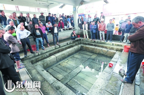 村民放水，觀察溫泉出水情況
